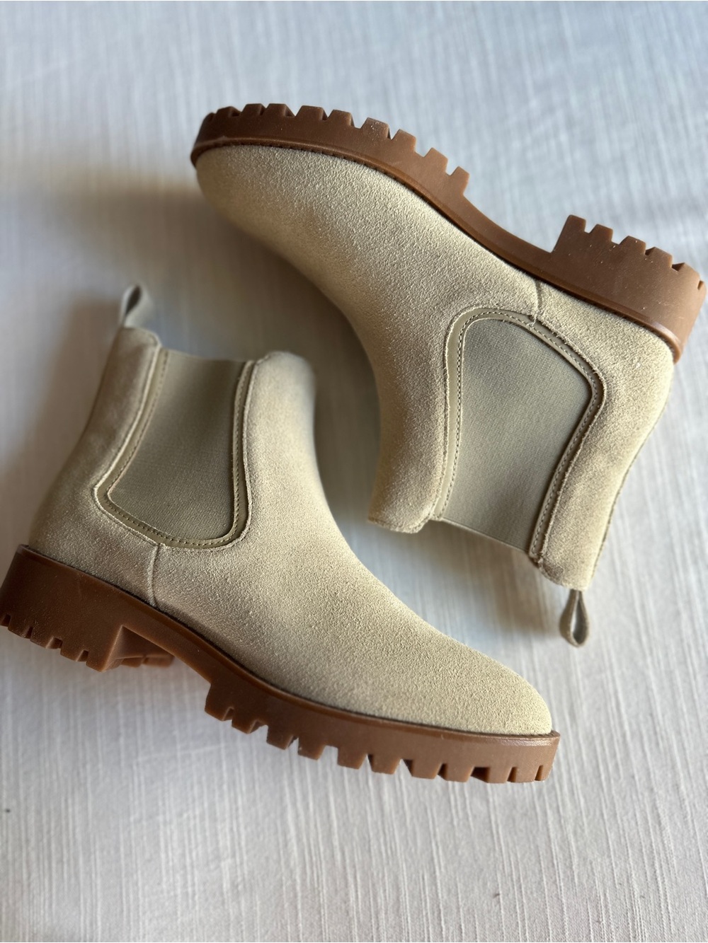 Quince Italian Almond Suede Lug Sole Chelsea Boots Size 7.5 NWT - Picture 2 of 9